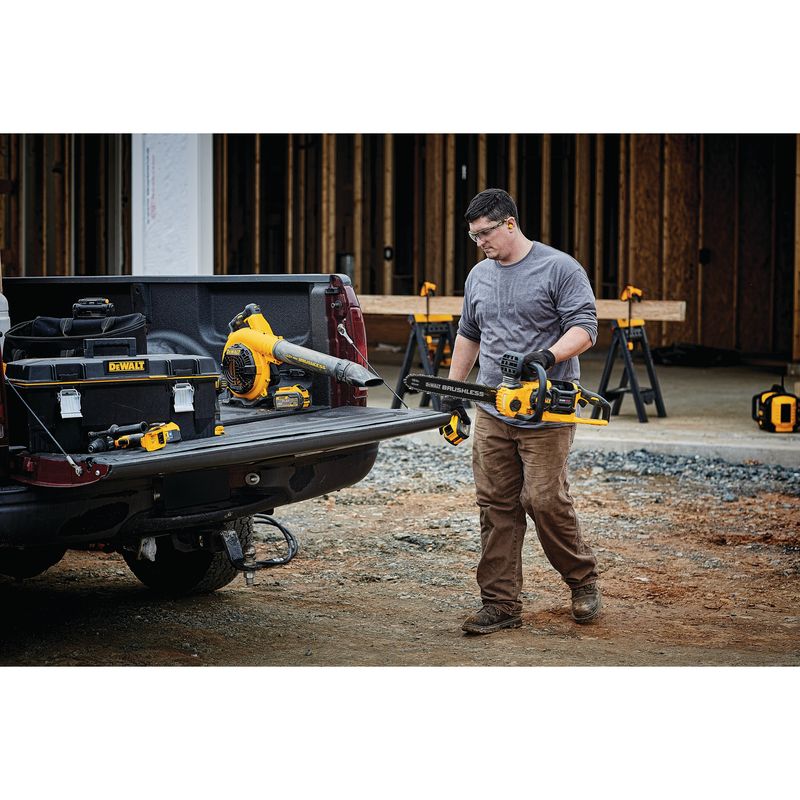 FLEXVOLT 60V MAX BRUSHLESS CHAINSAW KIT - Image 6